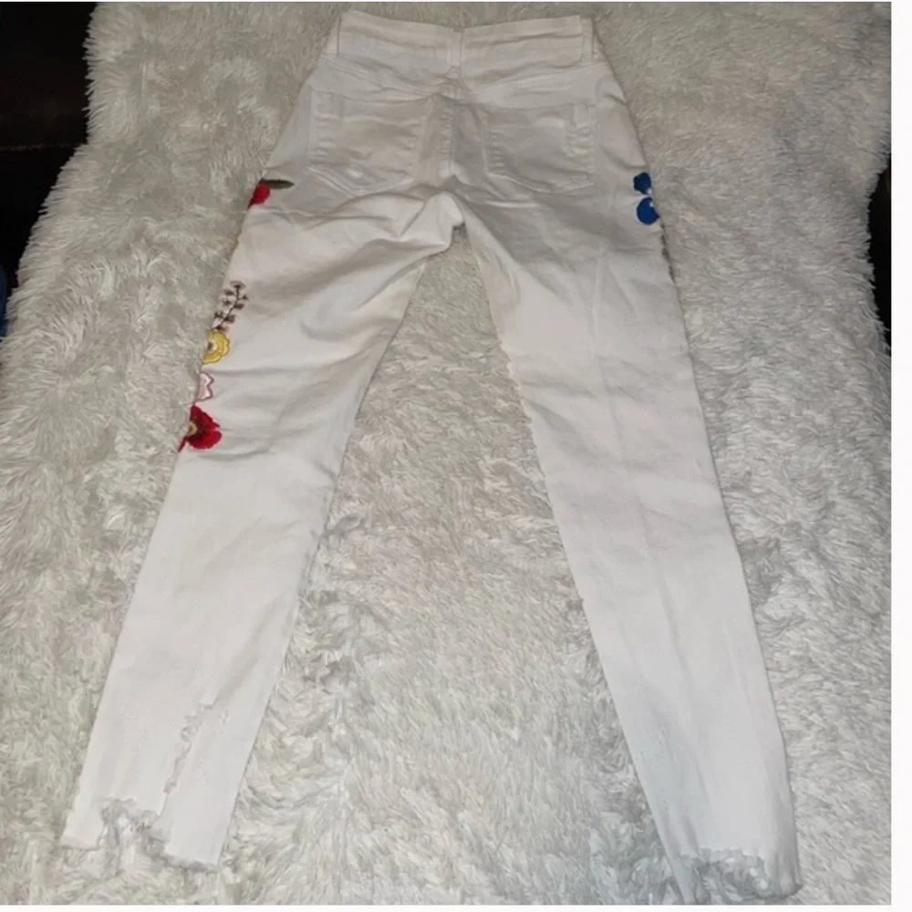 Indigo Rein Women White ankle Jeans size 5/26 Embroidered Flower raw distressed